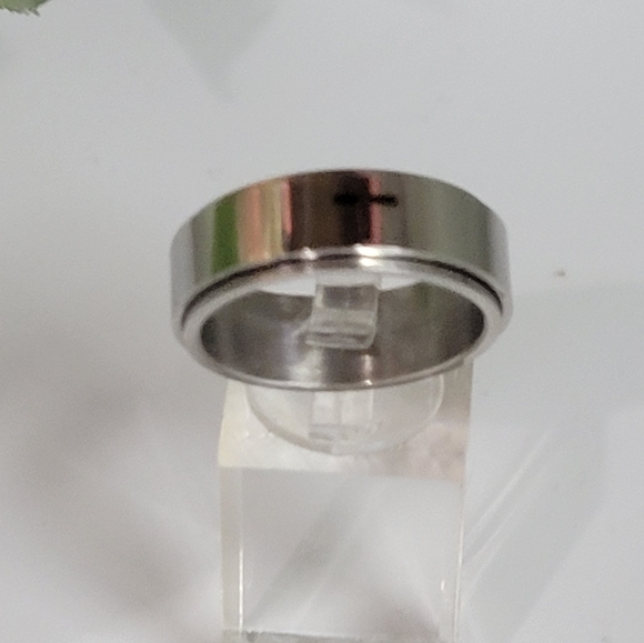 MENS STAINLESS STEEL SPINNER FIDGET RING w/ cross. Various sizes - Picture 2 of 4
